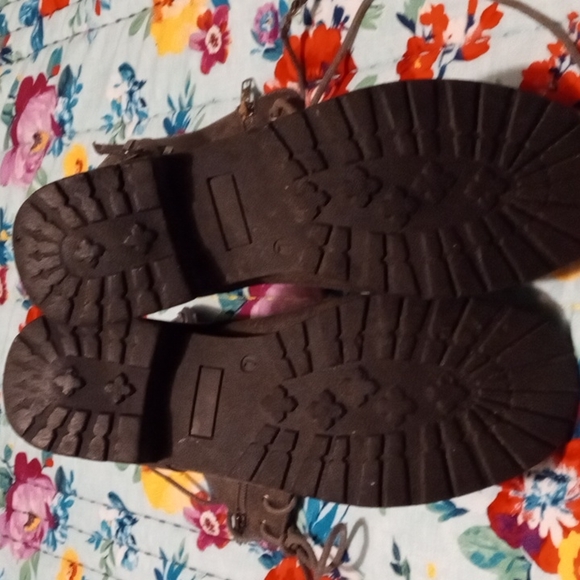 Boots - Picture 9 of 9